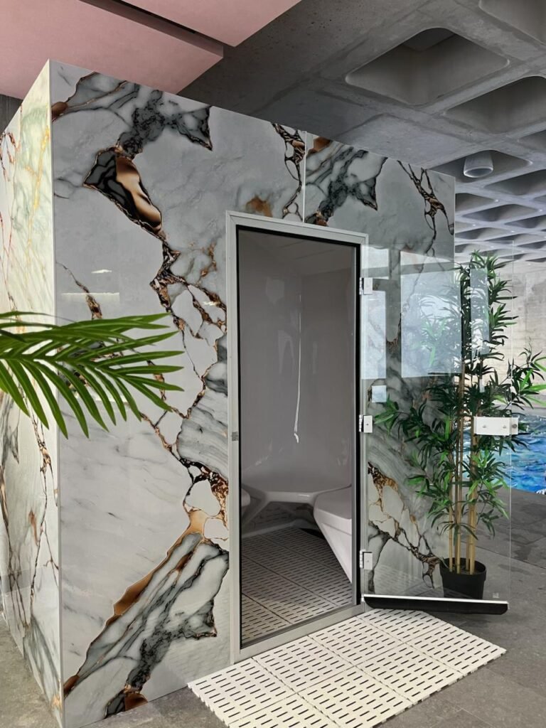 Cabine hammam en marbre du spa Le Nuage a Montpellier