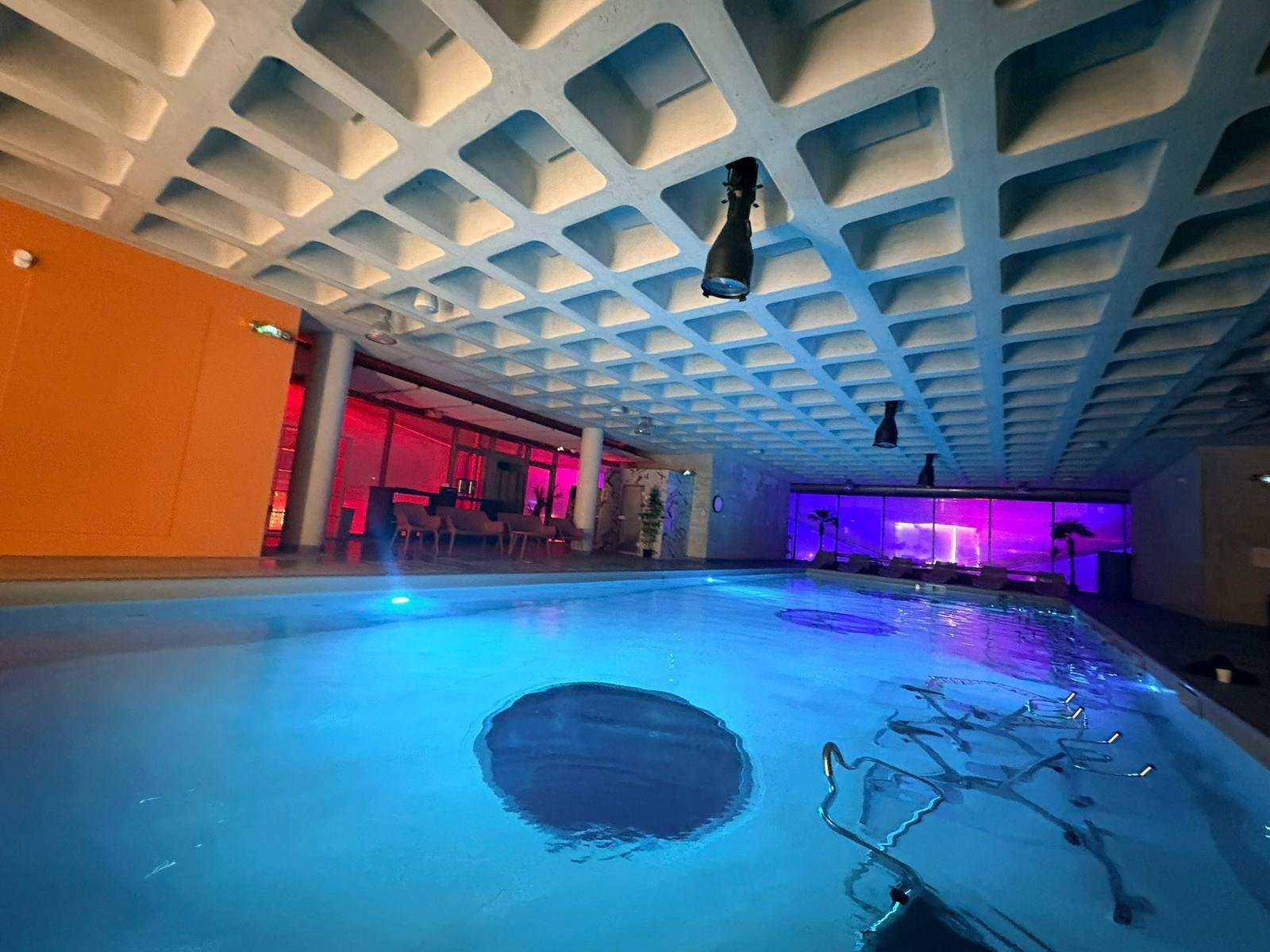 Ambiance nocturne du spa Le Nuage à Montpellier